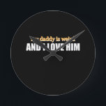 私のパパは風変わりそして私は彼のパパギフトが大好きおもしろい ラウンド壁時計<br><div class="desc">私のパパは風変わりそして私は彼が大好きおもしろいパパギフト父の日ギフトパパギフトお父さんおもしろいはギフトお父さんおもしろい, パパ，誕生日，父，愛，父，日，クリスマス，ユーモア，おじいちゃん，パパ，ギフト</div>