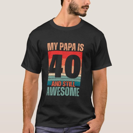 私のパパは40歳で素晴らしまだ40歳のパパ Tシャツ (正面)