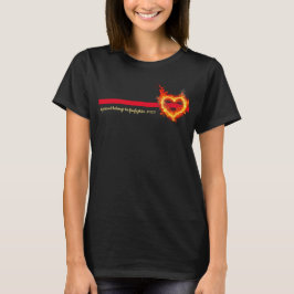 私のパーソナライズされたハートは消防士のものだ Tシャツ