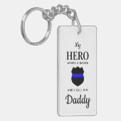 私のパーソナライズされたヒーローはバッジ警察のパパを着ている キーホルダー (正面左)