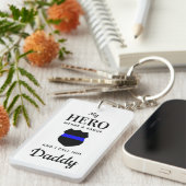 私のパーソナライズされたヒーローはバッジ警察のパパを着ている キーホルダー (正面右)