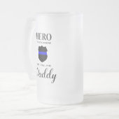 私のパーソナライズされたヒーローはバッジ警察のパパを着ている フロストグラスビールジョッキ (正面左)