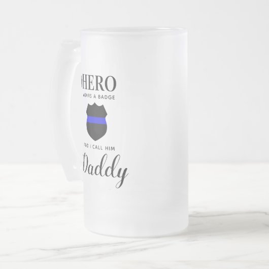私のパーソナライズされたヒーローはバッジ警察のパパを着ている フロストグラスビールジョッキ (正面左)
