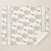 私のパーソナライズされた名前はテニスラケットとボールが大好き シェルパブランケット (正面(横))