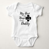 私のヒーローは彼をダディナースと呼ぶおもしろいナース ベビーボディスーツ (正面)