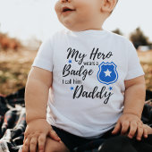 私のヒーローは彼をダディーコップベビーと呼ぶバッジを着けている ベビーボディスーツ
