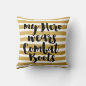 私のヒーローは戦闘靴を履いている クッション (裏面)