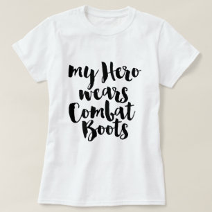 私のヒーローは戦闘靴を履いている Tシャツ