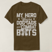 私のヒーローは犬のタグとコンバットブーツを着用 Tシャツ (デザイン正面)