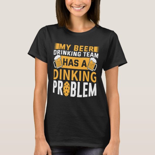 私のビール飲みチームは悩みの問題の漬物を持っている Tシャツ (正面)