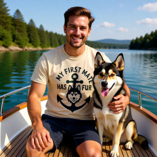 私のファーストメイトは毛むくじゃら ボート 犬 ハスキー 船乗りのデザイン Tシャツ