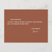 私のベストマンになってくれる? シンプルなテラコッタの招待状 インビテーションポストカード (裏面)