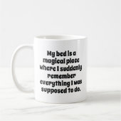 私のベッドは魔法の場所だ コーヒーマグカップ (左)