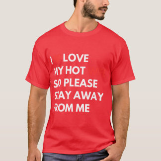 私のホットな妻を愛しているので私から離れてくださいね Tシャツ