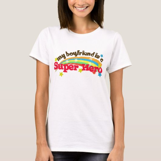 私のボーイフレンドすごいのヒーロー Tシャツ (正面)