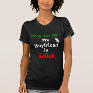 私のボーイフレンドのためにありますイタリアンが祈って下さい Tシャツ