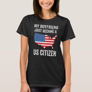 私のボーイフレンドはアメリカ国民に誇りを持ったなったばかりだ Tシャツ