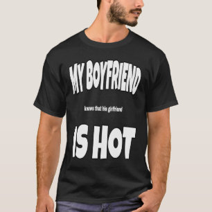 私のボーイフレンドはホットキャッツユーモアのある Tシャツ