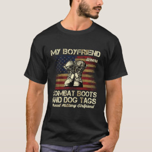 私のボーイフレンドは戦闘靴と犬のタグのベターを着ている Tシャツ