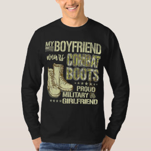 私のボーイフレンドは戦闘靴を着用 – 軍隊ガールリ Tシャツ