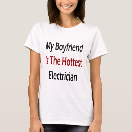 私のボーイフレンドは最も熱い電気技師です Tシャツ (正面)
