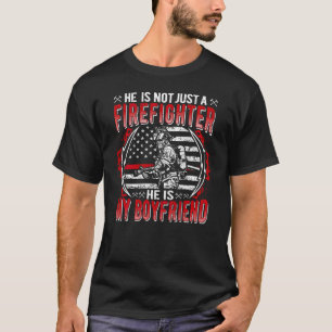 私のボーイフレンドは消防士の薄い赤線の火災G Tシャツ