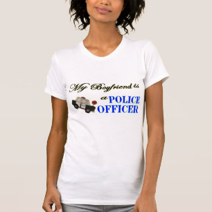 私のボーイフレンドは警官です Tシャツ