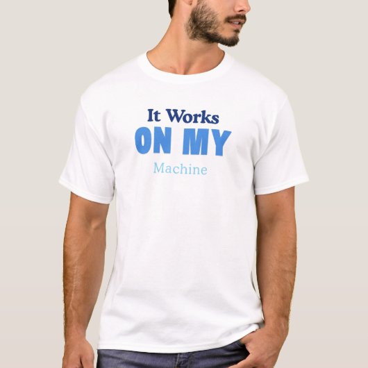 私のマシンでは動くよ 面白プログラマー コーダー Tシャツ (正面)