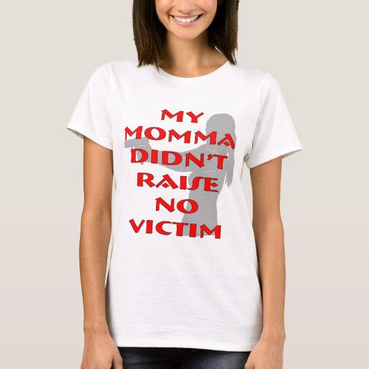 私のママは犠牲者を育てませんでした Tシャツ (正面)