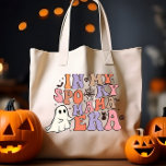 私のママ時代の不気味溝深いハロウィン トートバッグ<br><div class="desc">このおもしろいバッグは、魅力的なパステルタン、クリーム、ピンク、バイオレットの色合いで「IN MY 不気味 MOM ERA」というフレーズを表示するグルーヴなハロウィーンスタイルフォントを備えている。スカル、クモ、黒猫、クモの巣など時代を超越したハロウィーンの装飾が施されたバッグは、ハロウィーンや秋の衣装を完成させるのに最適なアクセサリーだ。あなたはハローウィンパーティで声明を作るか、あなたの秋アンサンブルに不気味な魅力のtouchを追加することを探しているかどうかは、このバッグはカバーしている。また、新しい母の存在お気に入りの、心温まる母の日の驚き、思慮深い誕生日プレゼント、ハロウィーンの装飾のための理想的な贈り物をユニーク作る。この果敢なバッグで頭を回し、季節の精神を受け入れる準備をスタイリッシュする</div>