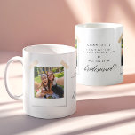 私のモダン花嫁のメイドになる？フォトコラージュ コーヒーマグカップ<br><div class="desc">このモダン「Will You Be My Bridesmaid?」コーヒーマグは白黒の書道デザインと素晴らしフォトコラージュを備えている。心のこもった花嫁の提案に最適な、このパーソナライズされたマグカップは、ポラロイドスタイルの写真を表示し、あなたのブライダルパーティ招待にユニークtouchを追加する。優雅さモダンと思いやり続けるお祝いの記念結婚品。</div>