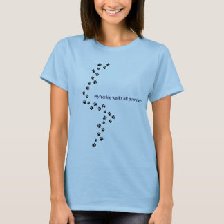 私のヨークシャーテリアは私をくまなく歩きます! Tシャツ