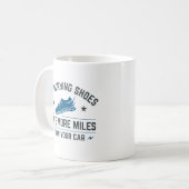 私のランニング靴は君の車より大きい コーヒーマグカップ (正面左)