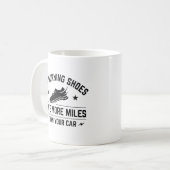 私のランニング靴は君の車より大きい コーヒーマグカップ (正面左)