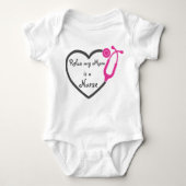 私のリラックス母はナースハート聴診器の女の子だ ベビーボディスーツ (正面)