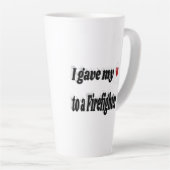 私の与えハートは消防士の黒い文字 カフェラテマグ (右アングル)