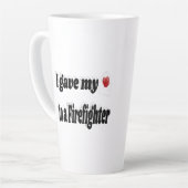 私の与えハートは消防士の黒い文字 カフェラテマグ (左アングル)