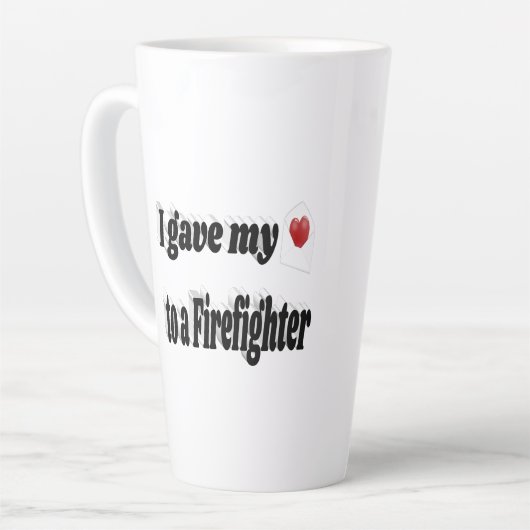 私の与えハートは消防士の黒い文字 カフェラテマグ (左アングル)