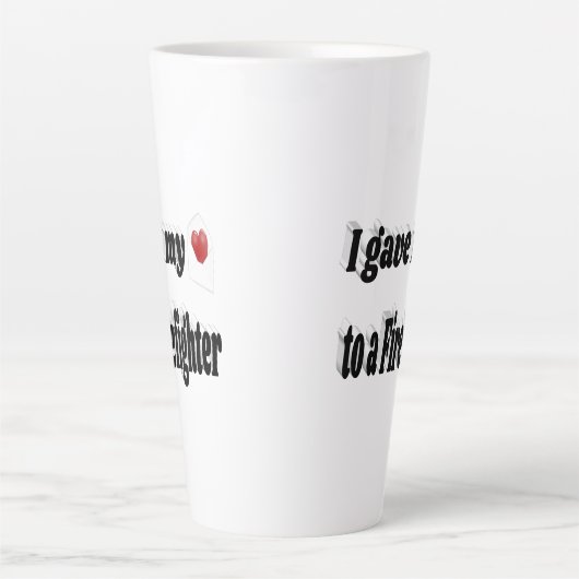 私の与えハートは消防士の黒い文字 カフェラテマグ (正面)
