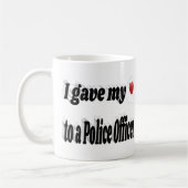 私の与えハートは警察官の文字に コーヒーマグカップ (左)