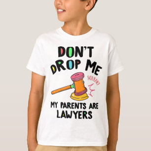 私の両親は弁護士であるParalegal Attを私にドロップしない Tシャツ