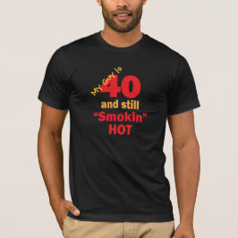私の人は熱い40歳およびまだSmokinです Tシャツ