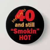 私の人は40才およびまだSmokin熱い|の第40誕生日です 缶バッジ (正面)