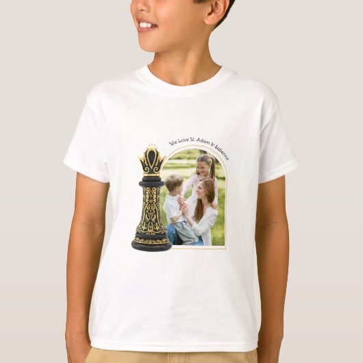 私の人生の女王MOM ゴールドスクリプト ブラックチェス Tシャツ (正面)