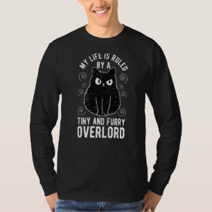 私の人生は小さな毛皮のオーバーロード猫に支配されている Tシャツ