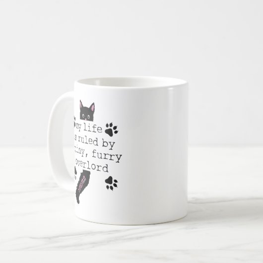 私の人生は小さな毛皮の領主に支配されている コーヒーマグカップ (正面左)