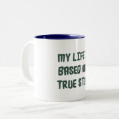 私の人生は本当の物語に基づいている – Mag ツートーンマグカップ (正面左)
