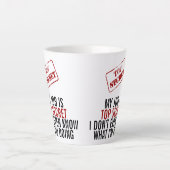 私の仕事はトップ秘密である – ユーモアおもしろいオフィス カフェラテマグ (正面)