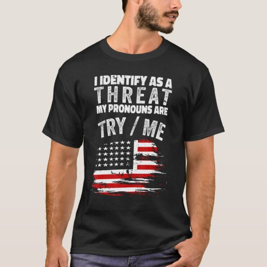 私の代名詞が私を試す脅威として識別する Tシャツ (正面)
