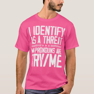私の代名詞が私を試す脅威として識別する Tシャツ